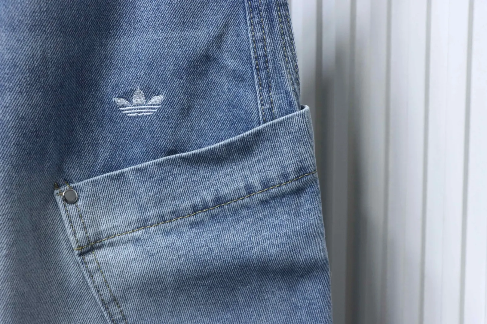 Pocket with Visible Logo