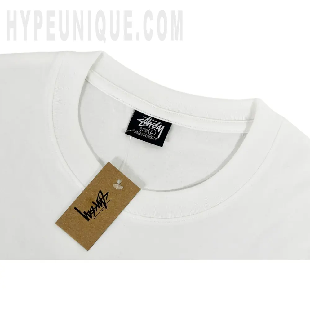 Close-up of the collar detail