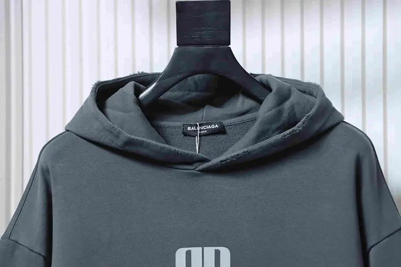 Neckline
