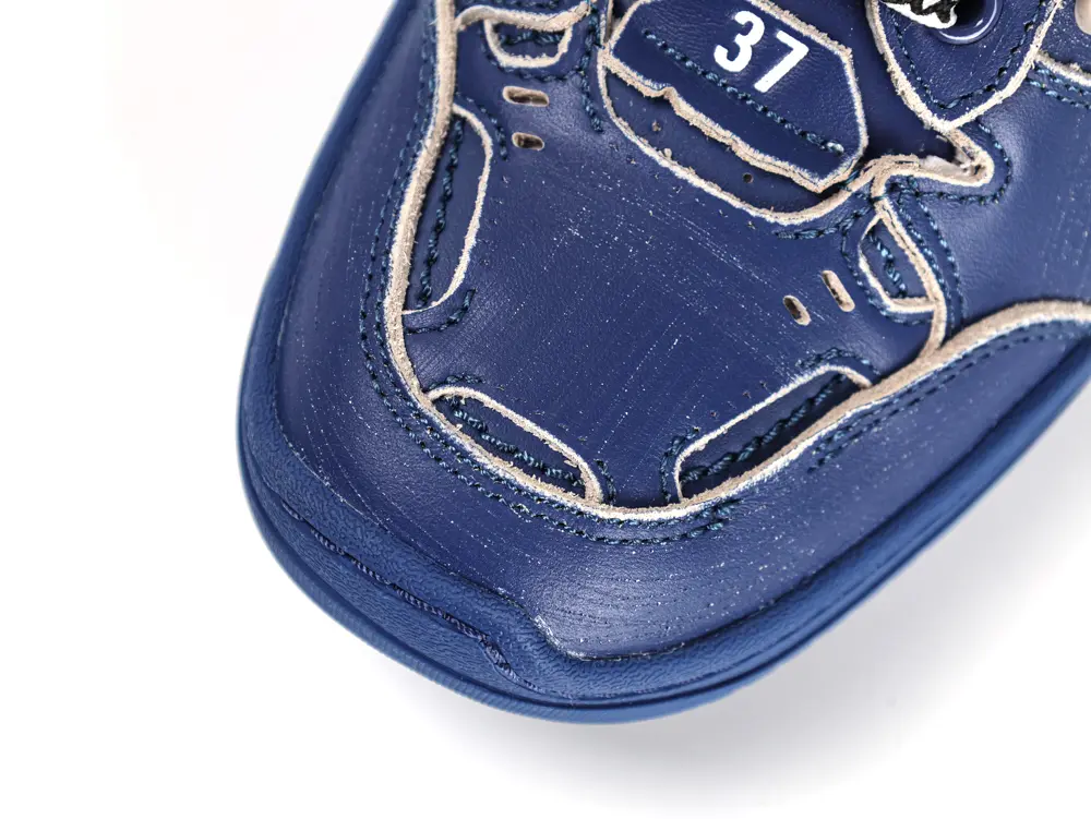 the dark blue toe