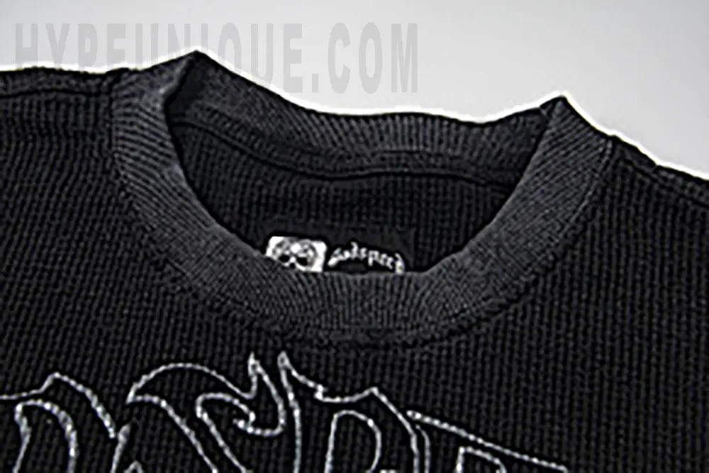 Close-up of the collar detail