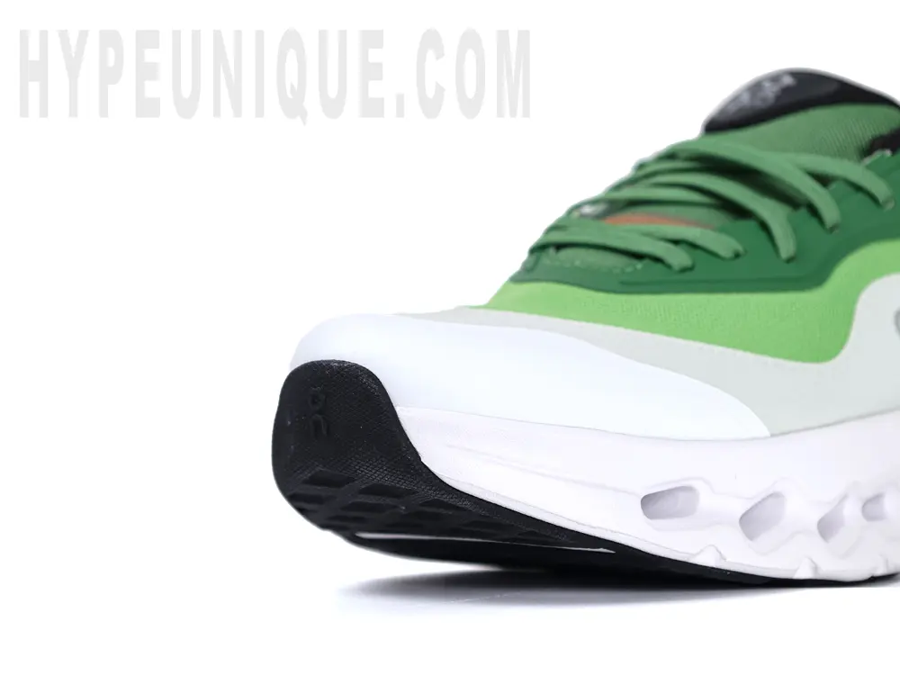 Display image of the Lo x ON Cloudtilt 2 ‘Green White’ featuring the white leather mudguard.