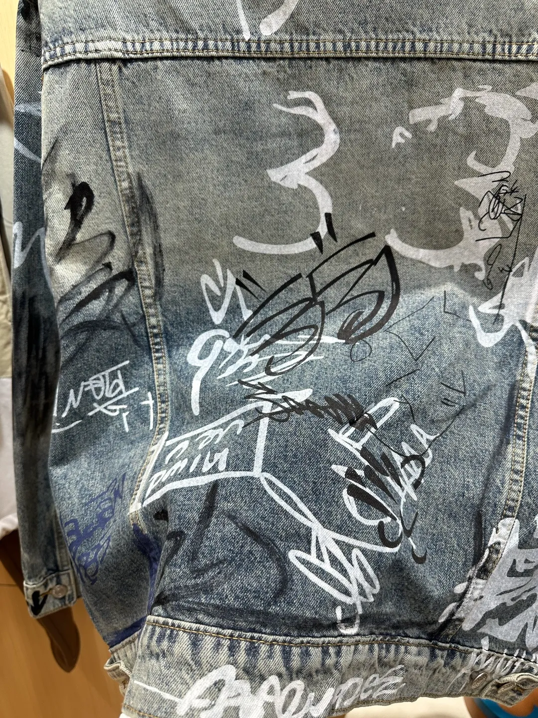 Graffiti Logo Details