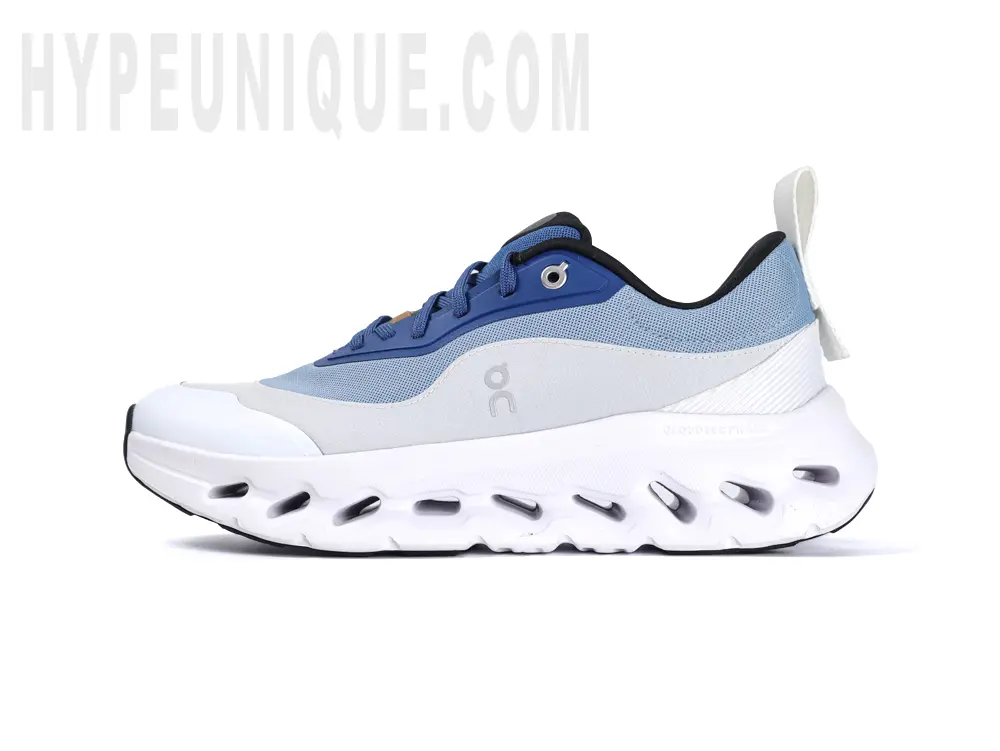 Right medial side view of the Loe On Cloudtilt 2.0 Running Shoes in Azul/Blanco (Blue/White).