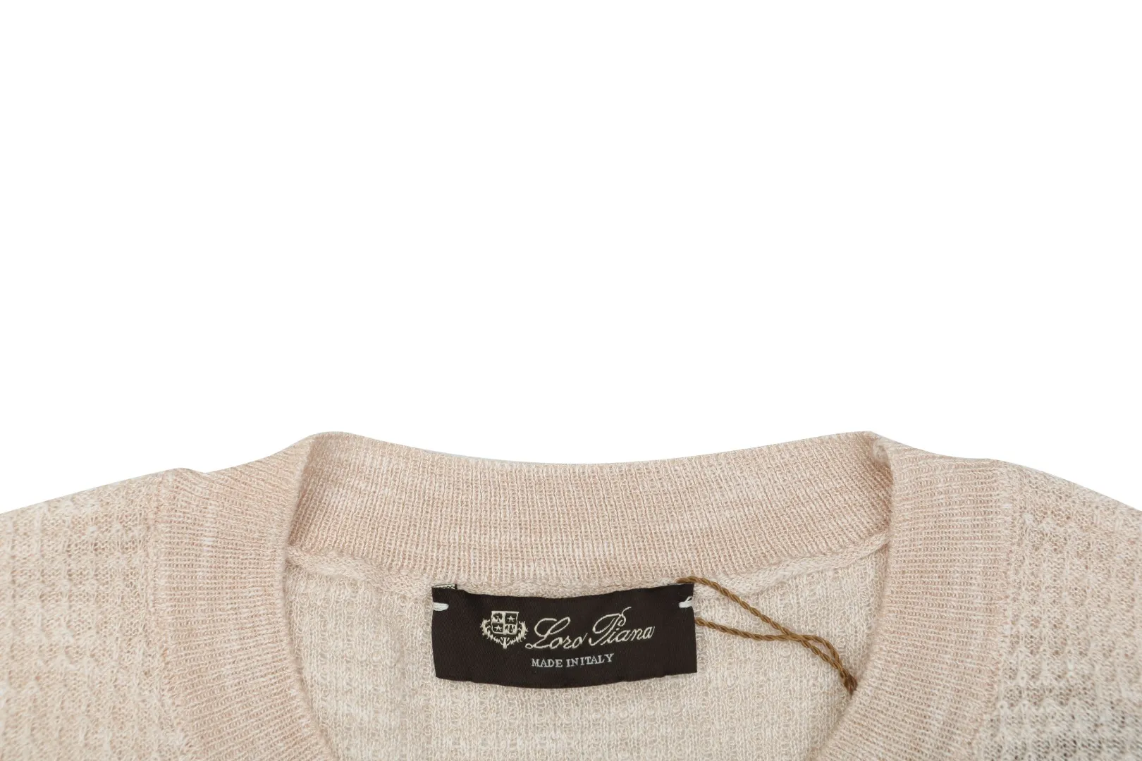 Close-up Neckline and Tag