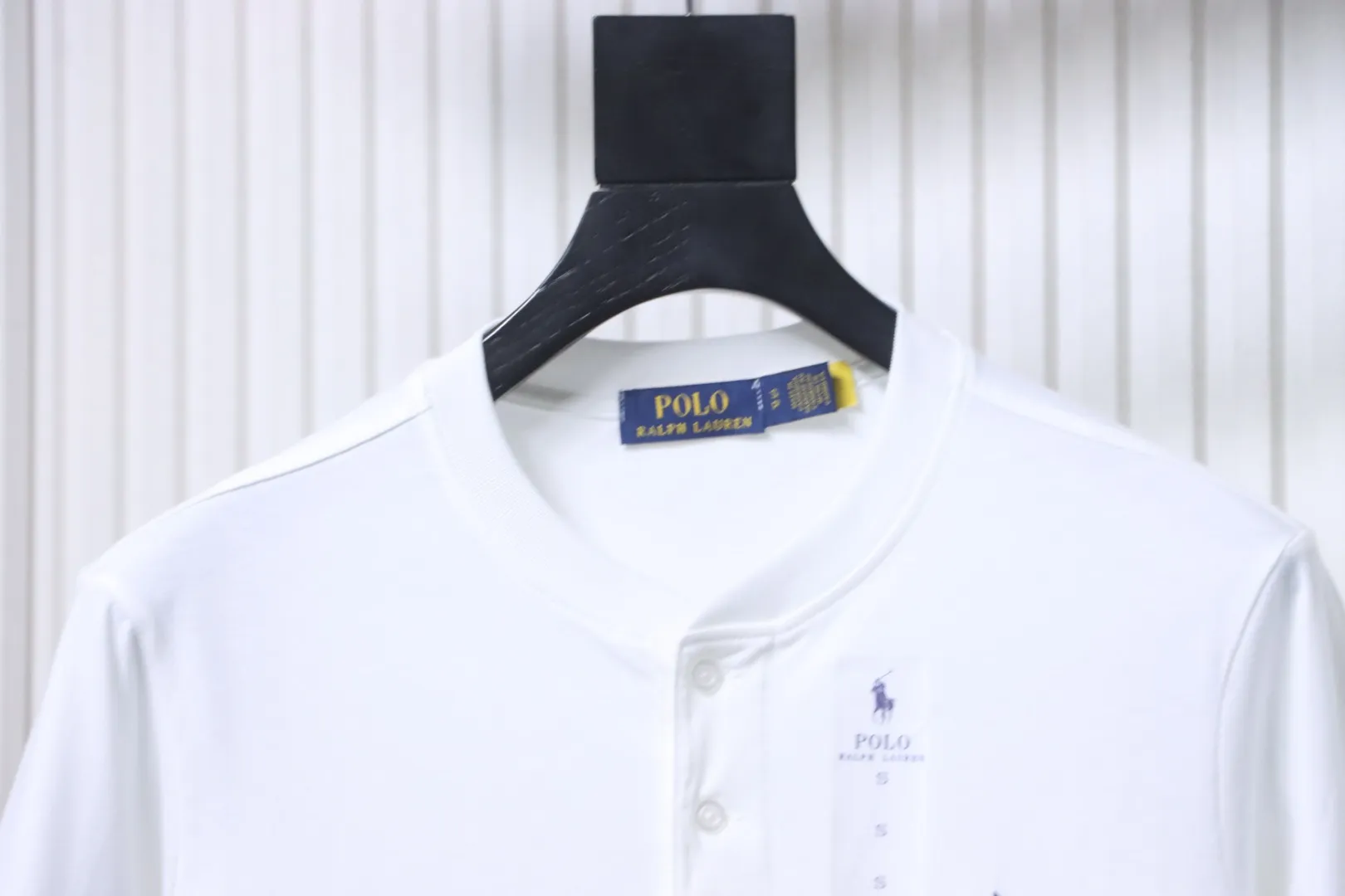 Neckline
