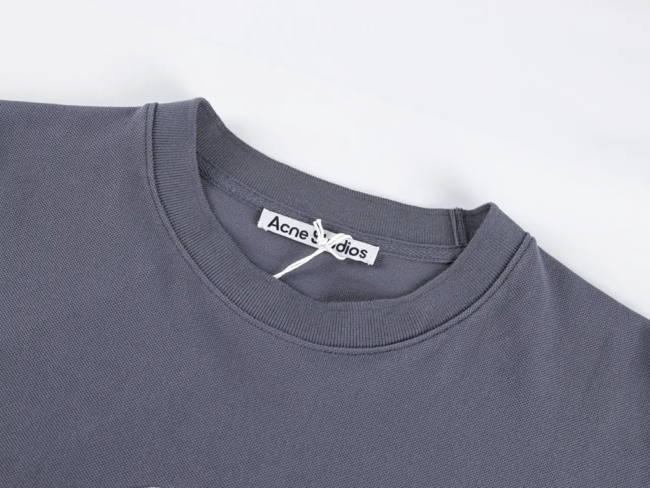 Neckline