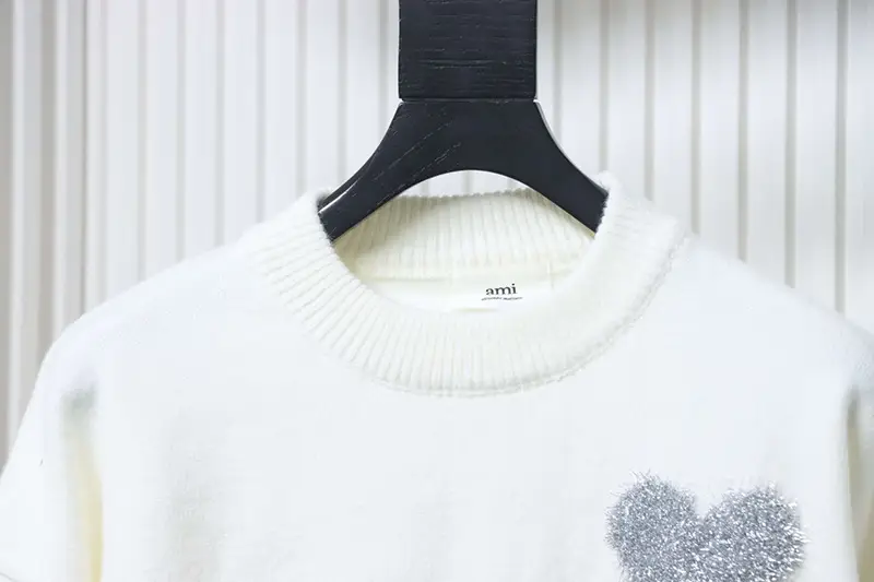 Neckline