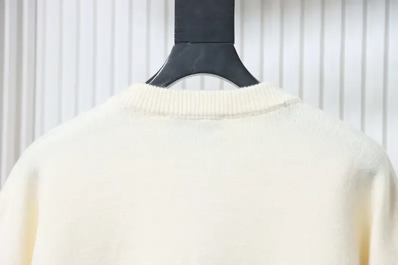 Neckline