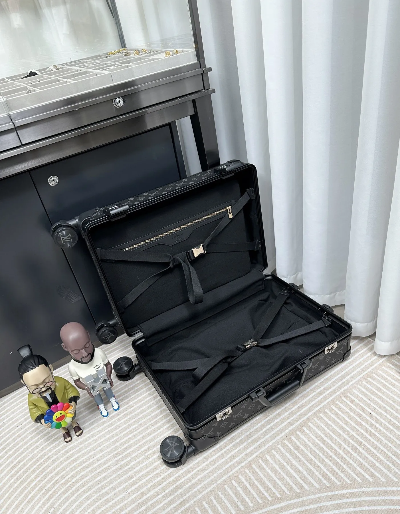 Rolling travel luggage black interior compartment