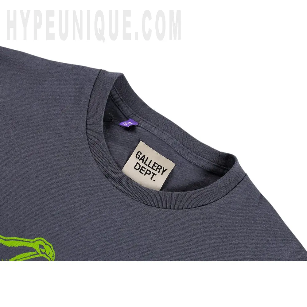 Close-up of the collar detail
