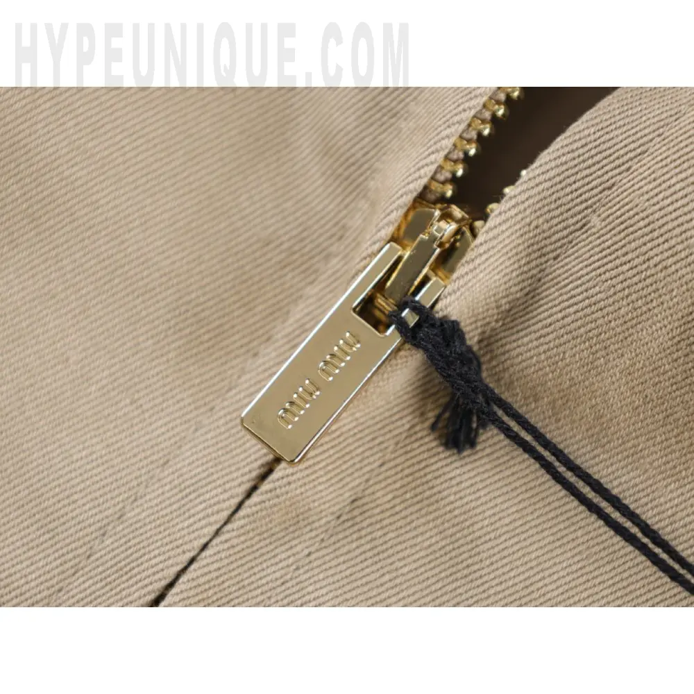a zipper on a jacket