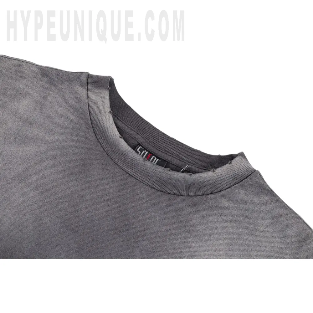 Close-up of the collar detail