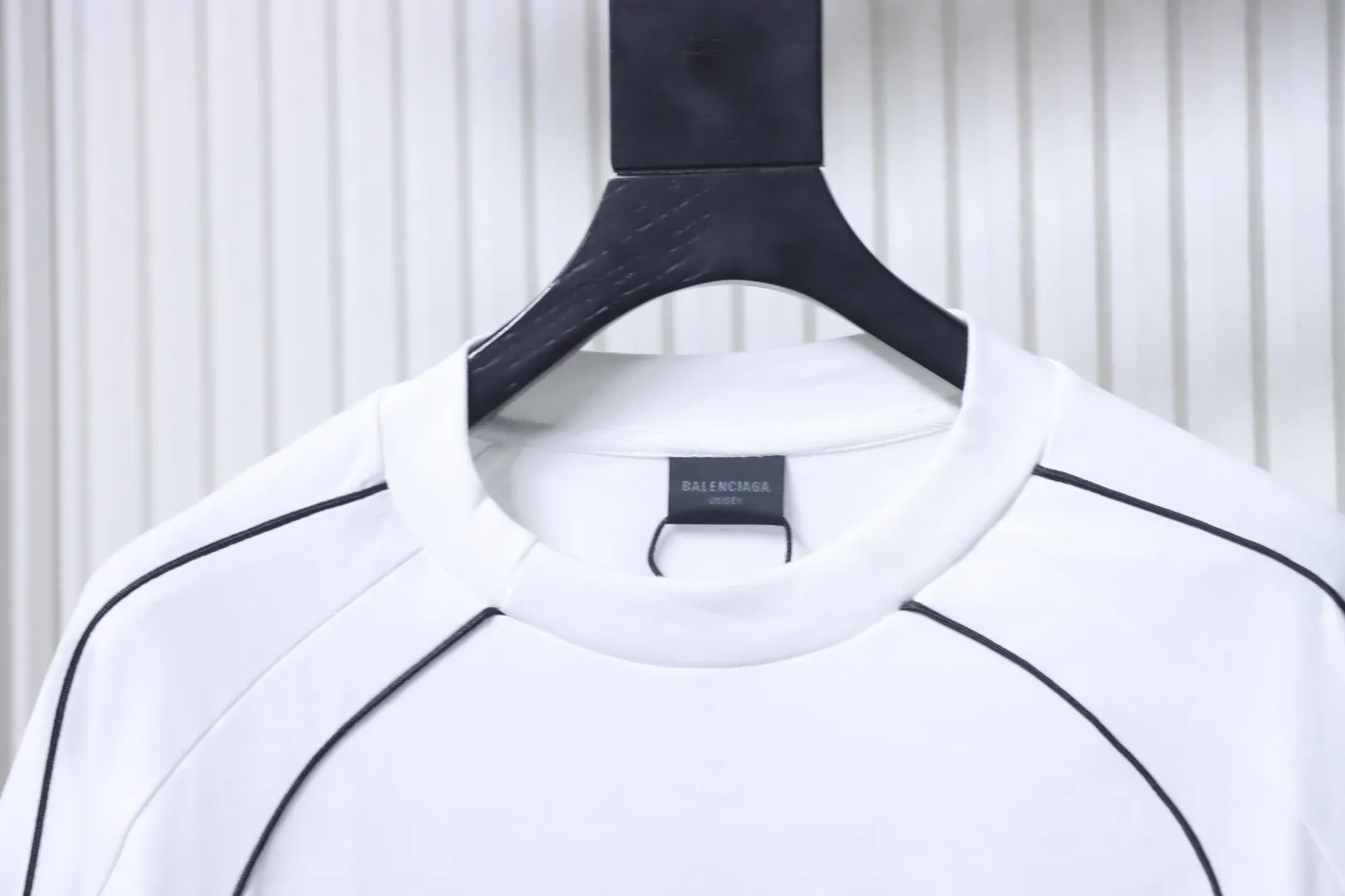 Neckline