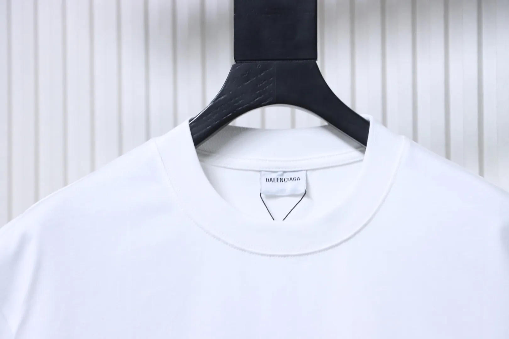 Neckline