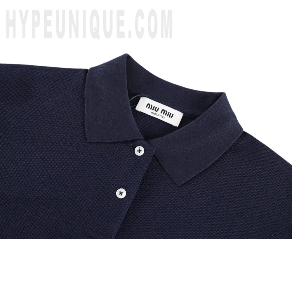 Close-up of the collar detail