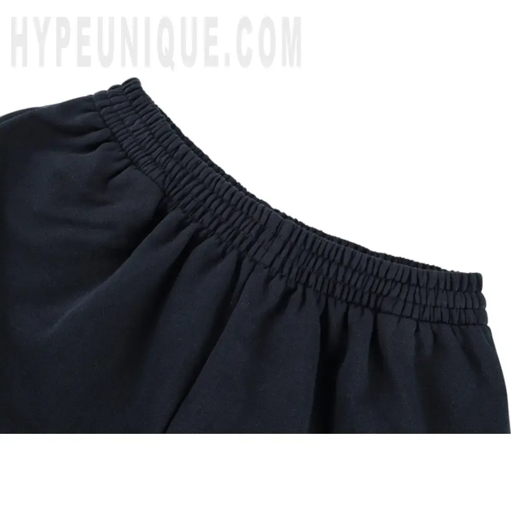 Elastic waistband detail image of the pants