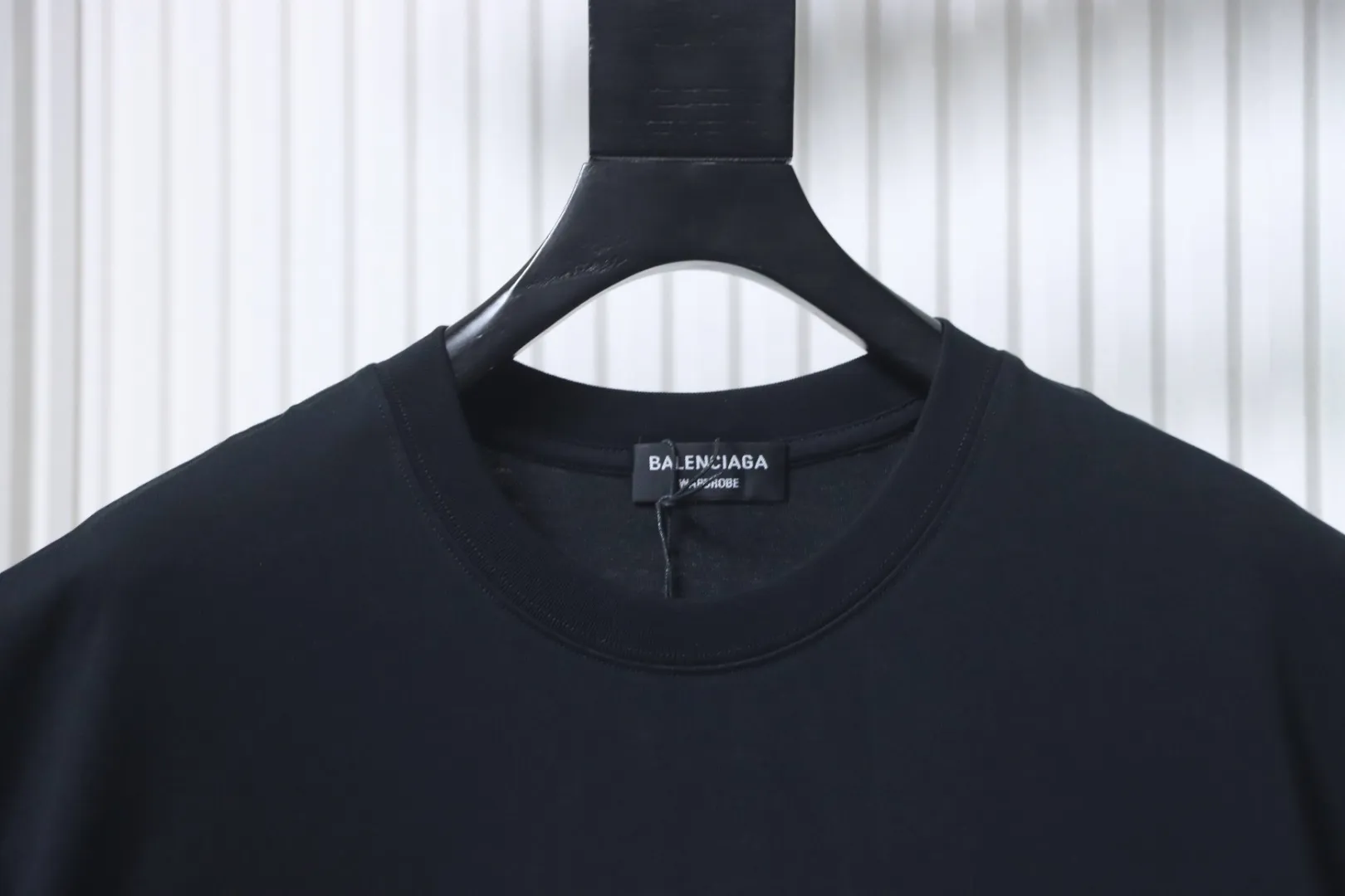 Neckline
